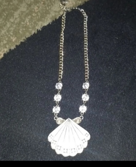 ⭕5 for25 ⭕Betsy Johnson clam necklace - Picture 2 of 5